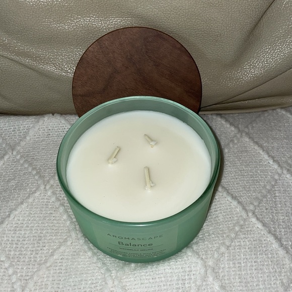 NWT Aromascape Waterlily Melon Candle.  13.5oz. - Picture 2 of 3